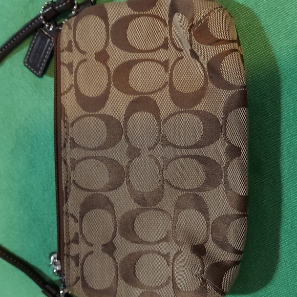 Coach Signature Turnlock Wristlet Pouch Wallet Clutch Brown. Like new condition - Picture 5 of 10